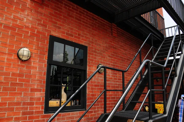Escalera de acero negro y pared de ladrillo — Foto de Stock