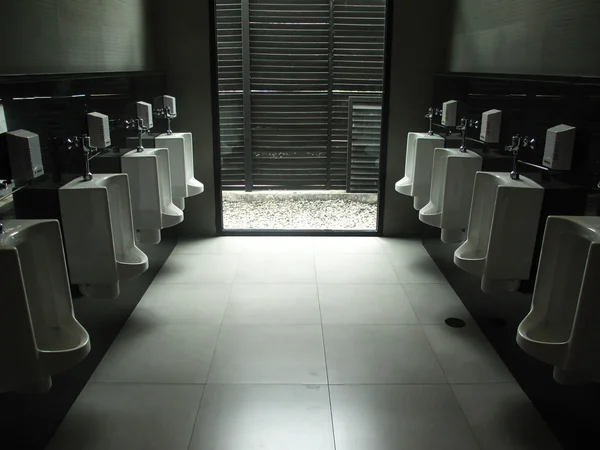 Общественные мужчины туалет комната — стоковое фото