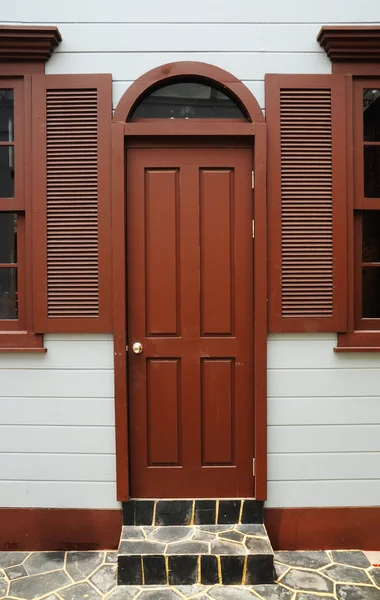 Ușă din lemn și fereastră de epocă — Fotografie, imagine de stoc