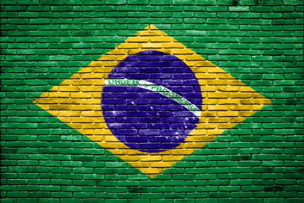 古いれんが造りの壁に描かれたブラジルの国旗 — ストック写真