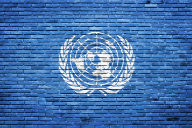 eski tuğla duvara boyalı Birleşmiş Milletler bayrağı