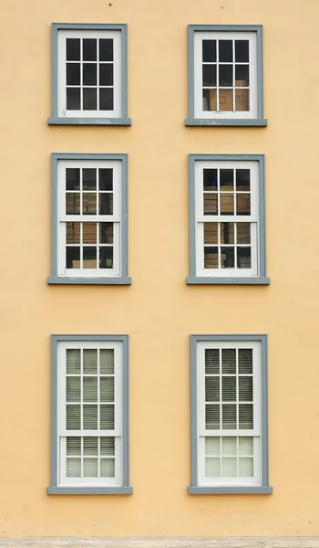 Okienny na ściana żółty — Zdjęcie stockowe