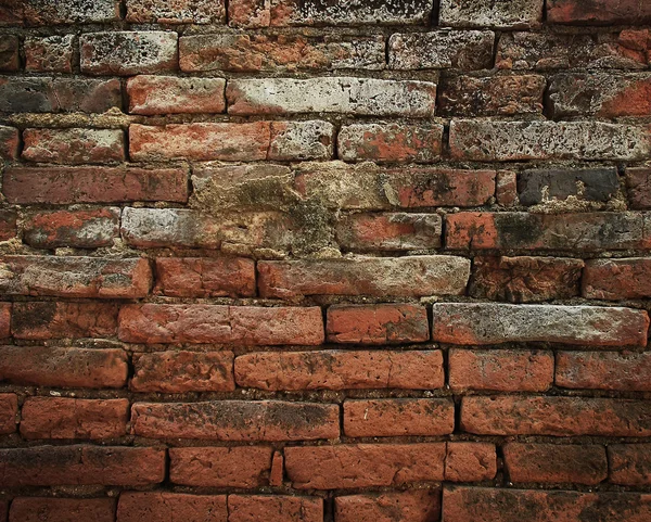 Фрагмент старої і брудної цегляної стіни — стокове фото