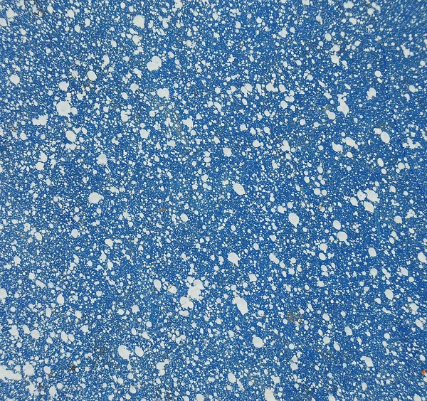 Spruzzi di colore bianco sulla parete blu — Foto Stock