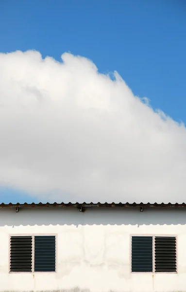 Bílá budova na modré obloze — Stock fotografie