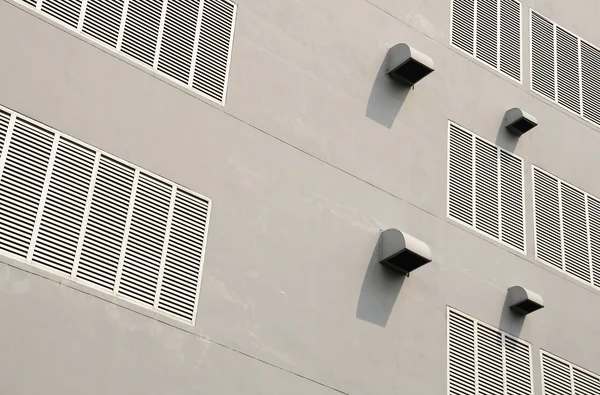 Ventilatie gaten op witte gebouw — Stockfoto