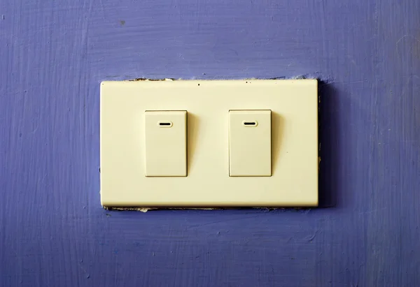 Biały przełącznik na ścianie niebieski — Zdjęcie stockowe