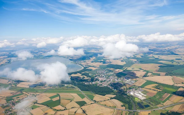 Letecký pohled na obec krajiny nad mraky — Stock fotografie