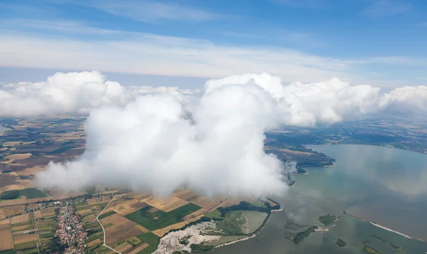 Letecký pohled na obec krajiny nad mraky — Stock fotografie
