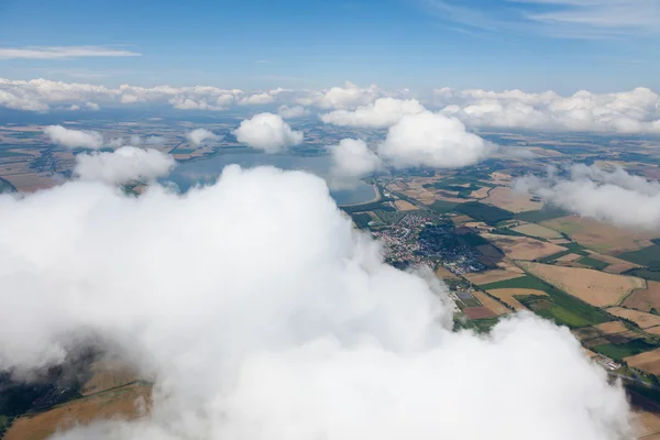 Vista aérea da paisagem da aldeia sobre as nuvens — Fotografia de Stock