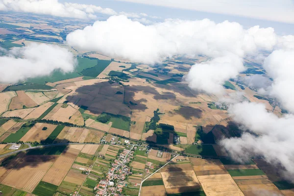 Bulutların üzerinde Köyü manzara havadan görünümü — Stok fotoğraf