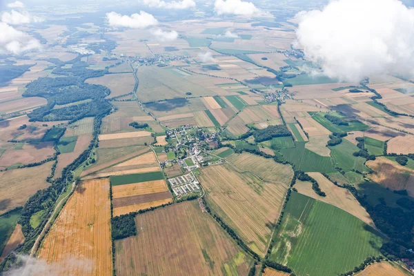 Widok z lotu ptaka krajobraz wsi ponad chmury — Zdjęcie stockowe
