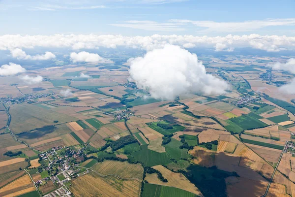 Воздушный вид на сельский пейзаж над облаками — стоковое фото