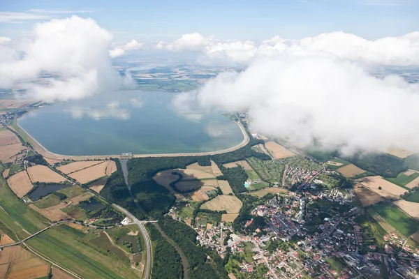 Vue aérienne du paysage du village au-dessus des nuages — Photo