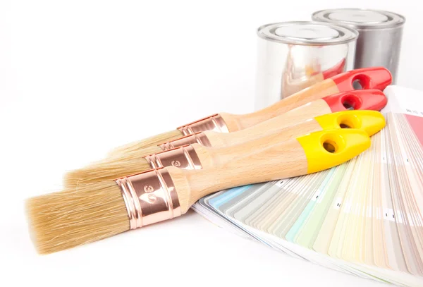 Pincéis de pintura e guia de cores — Fotografia de Stock