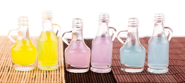Flaskor av flerfärgade drycker — Stockfoto