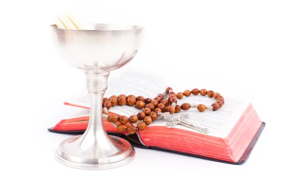 Símbolo del cristianismo, la biblia y el vino en copa — Foto de Stock
