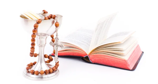 Simbolo del cristianesimo, bibbia e vino in coppa — Foto Stock