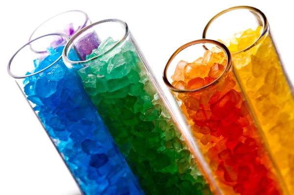 Cristais de sal coloridos em tubos de ensaio de laboratório — Fotografia de Stock