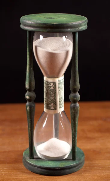 Пісочний годинник і гроші — стокове фото