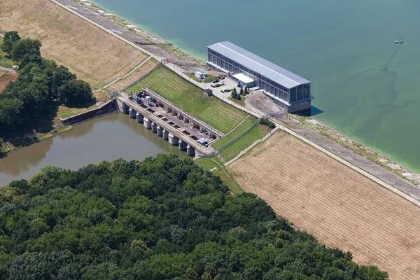 Veduta aerea della diga e del paesaggio del villaggio vicino alla città di Otmuchow in Polonia — Foto Stock