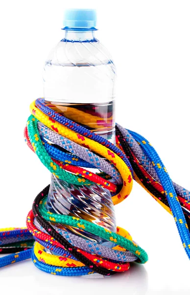 Cordas coloridas e garrafa de água — Fotografia de Stock