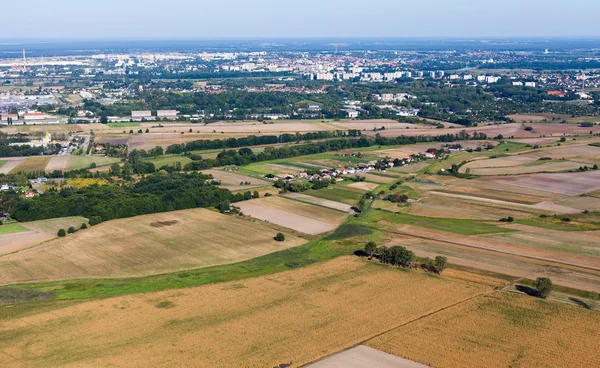 Vista aérea dos subúrbios da cidade — Fotografia de Stock
