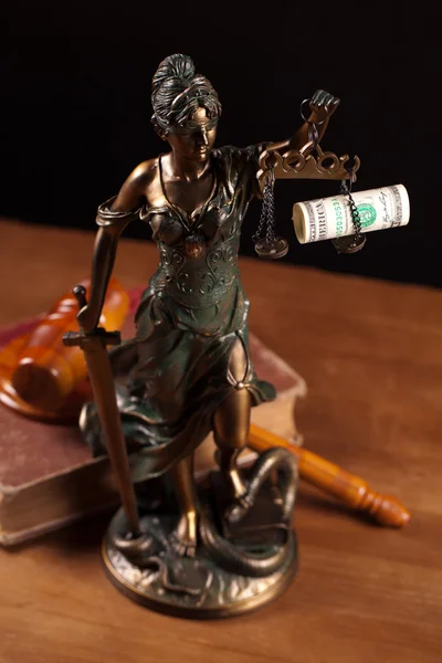 Juez martillo, libro y temida estatua — Foto de Stock