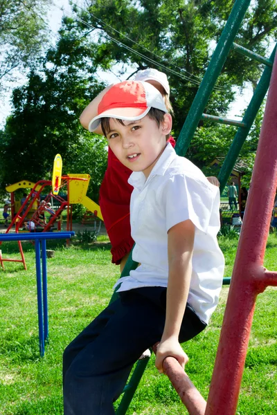 Pojke på lekplatsen — Stockfoto