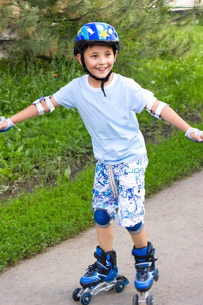 Pojke på rullskridskor — Stockfoto