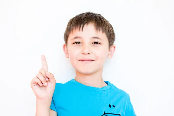 O rapaz levantou o dedo indicador — Fotografia de Stock