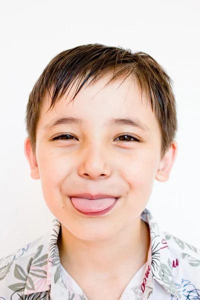Chłopiec trzymała się jego języka — Zdjęcie stockowe