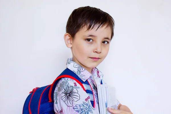 Un chico con una mochila y libros — Foto de Stock