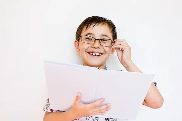 Мальчик с энтузиазмом читает книгу — стоковое фото