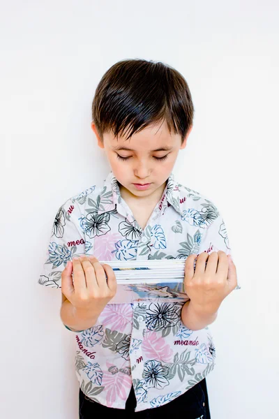 Мальчик держит книгу — стоковое фото