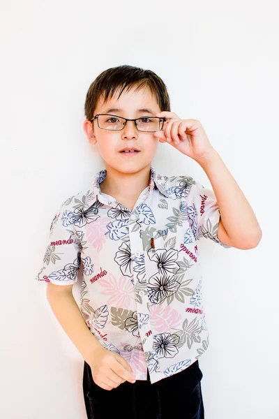 Мальчик в очках — стоковое фото