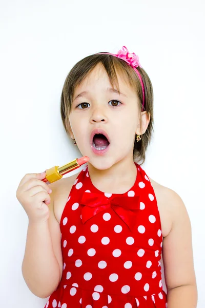Mała dziewczynka maluje usta szminką — Zdjęcie stockowe