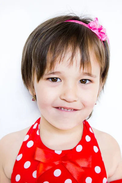 Ritratto di una bambina in abito rosso — Foto Stock