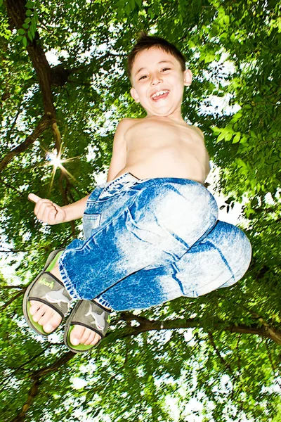 Мальчик прыгнул от радости — стоковое фото