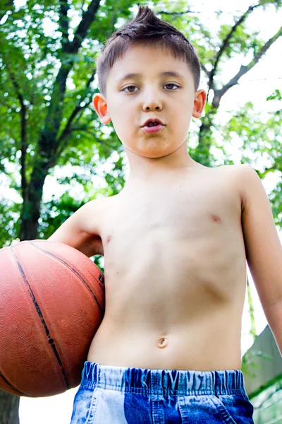 Ein kleiner Junge mit Ball in der Hand — Stockfoto