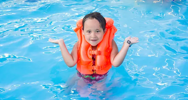 A little girl swimming in the water — Stock Photo, Image