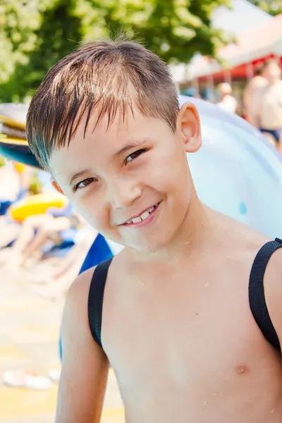 Malý chlapec v bazénu — Stock fotografie