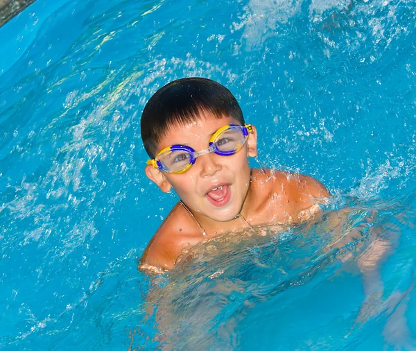Ένα μικρό αγόρι, κολυμπώντας στο νερό — Φωτογραφία Αρχείου