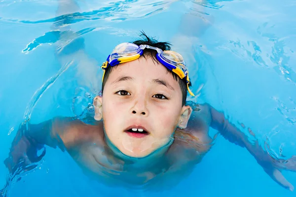 A little boy swimming in the water — Stock Photo, Image