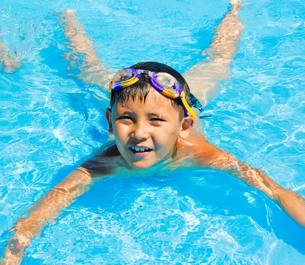Mały chłopiec, pływanie w wodzie — Zdjęcie stockowe
