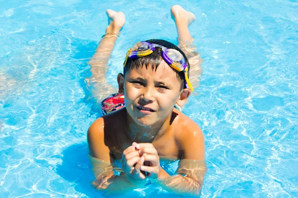 Malý chlapec, plavání ve vodě — Stock fotografie