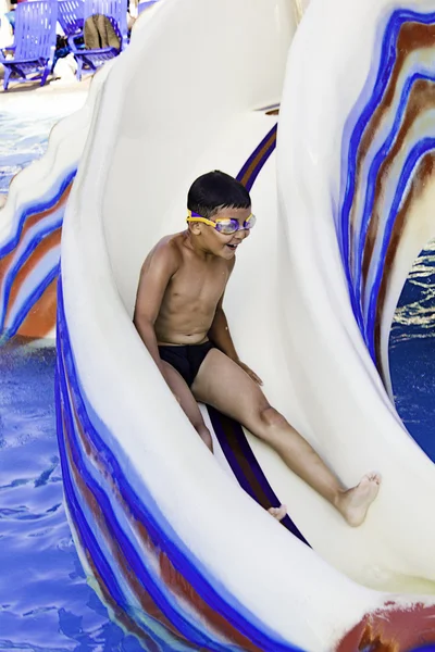 Kleiner Junge auf einer Wasserrutsche — Stockfoto