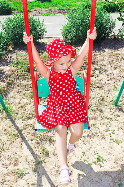 Une petite fille balançant sur une balançoire — Photo