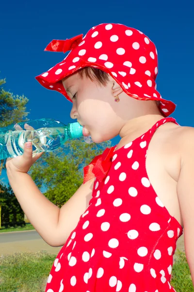 Una niña bebe agua. —  Fotos de Stock