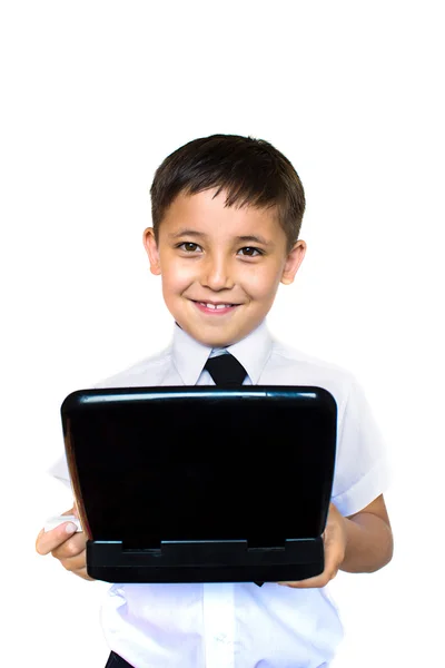 Маленький мальчик с энтузиазмом смотрит на ноутбук — стоковое фото